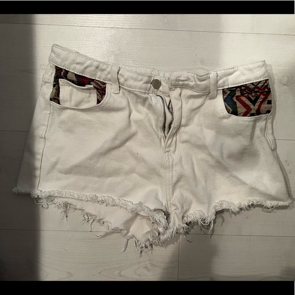 Embroidered shorts - Picture 1 of 2